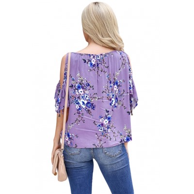 Фиолетовая блузка с цветочным узором и вырезами на плечах